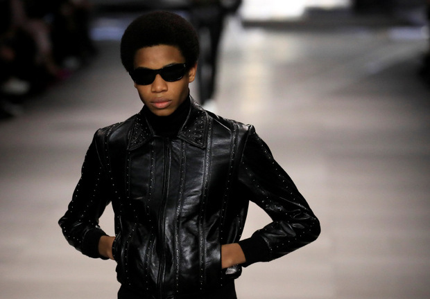 Hedi Slimane zeigte den typisch glamourösen Rockstar-Look.