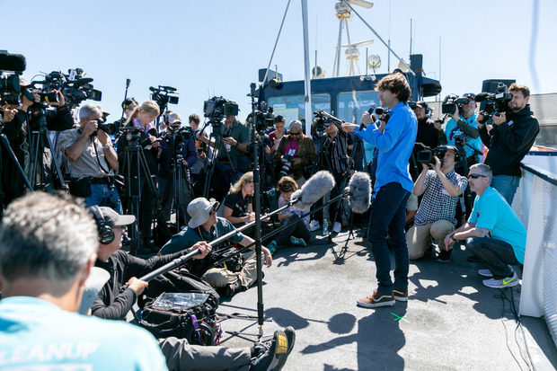 Der 24-jährige Niederländer Boyan Slat erklärt der Presse am Tag des Teststarts des „Systems 001“, was die Pläne des „Ocean Cleanup“ sind.