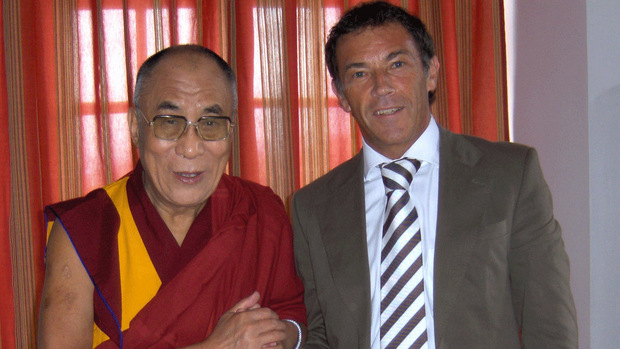 Sogar mit dem Dalai Lama ließ sich Haider medienwirksam ablichten. Die beiden trafen einander bei der Grundsteinlegung für das Tibet-Zentrum in Hüttenberg.