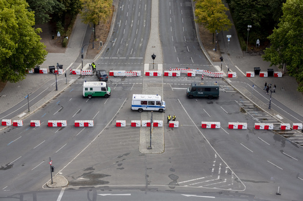 Eine Polizeiabsperrung auf der Straße des 17. Juni vor dem Gelände des Bürgerfestes.