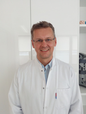 „Regelmäßige Bewegung ist der allerbeste Rat. Muskulatur und Knorpel müssen gefordert werden.“
Ralf Rosenberger,
Unfallchirurg, Knieexperte