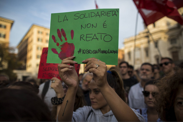 "Solidarität kann man nicht verhaften" lautete der Slogan tausender Demonstranten.