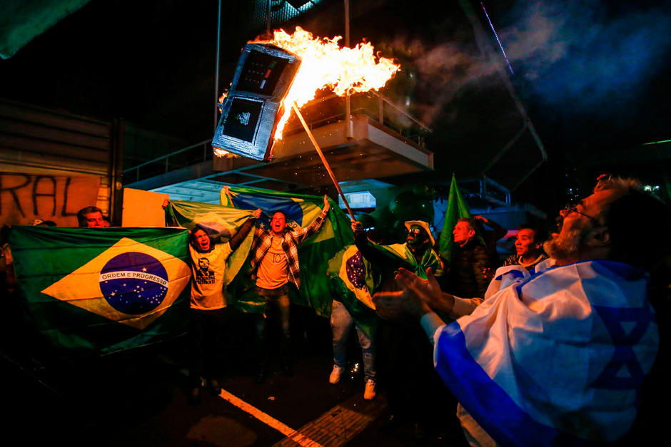 Anhänger Bolsonaros verbrennen in der Nacht auf Sonntag einen Wahlcomputer. Bolsonaro streute das Gerücht, dass es zu Manipulationen gekommen sein soll.