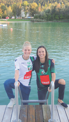 Die Wacker-Spielerinnen Eva Maria Dengg (l.) und Anna Innerhuber unterstützen sich gegenseitig.