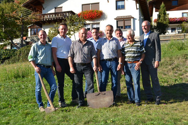 Stolz auf ihr Handwerk: die Oberländer Waalmeister Stefan Nothdurfter, Thomas Leitner, Christian Jäger, Armin Kofler, Andreas Schöpf, Paul Lechleitner, Franz Schöpf sowie Kurt Tschiderer (v. l.).