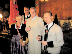 Ein Zillertaler Schnapsl für Karl Mark (r.) und Botschafter Johannes Eigner.