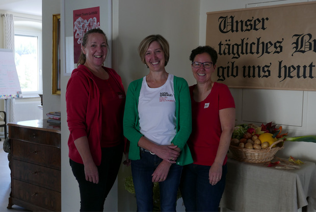 Ruth Widemair, Martha Theurl und Katrin Ortner (v. l.) betreuen die Sprengelstube in Abfaltersbach.