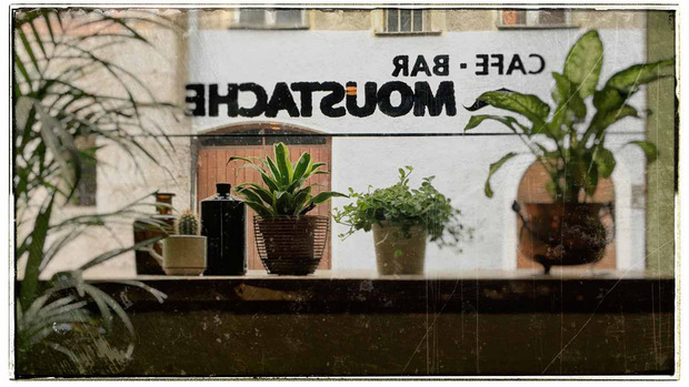 Vor zehn Jahren wurde das Café Moustache in der Badgasse eröffnet.