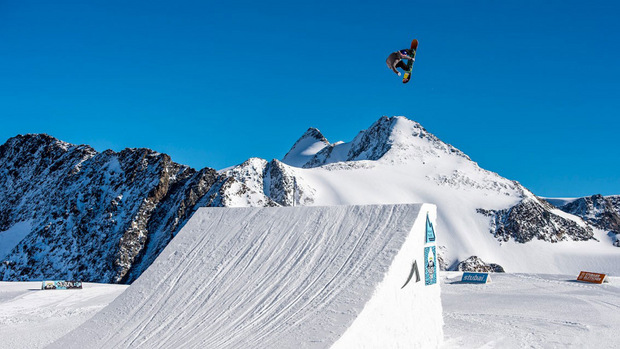 Der Snowpark am Stubaier Gletscher ist Trainingsplatz für Snowboarder und Freeskier.