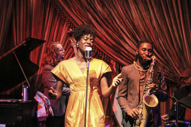 Eine Sängerin im Jazz Playhouse, einem der vielen Clubs der Stadt.