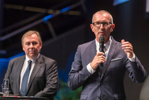 MCI-Rektor Andreas Altmann – hier mit Snowden-Anwalt Robert Tibbo – führte durch den Abend.