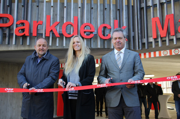 Matreis BM Paul Hauser, Landtagsvizepräsidentin Stephanie Jicha und ÖBB-Regionalleiter Christian Wieser haben das Parkdeck offiziell eröffnet.