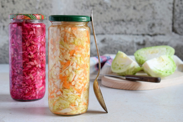 Für bunte Abwechslung im Glas sorgen Kürbis, Karotte oder Rotkraut. Apfel, Zwiebel, Wacholder oder Kümmel verleihen dem Kraut Würze.