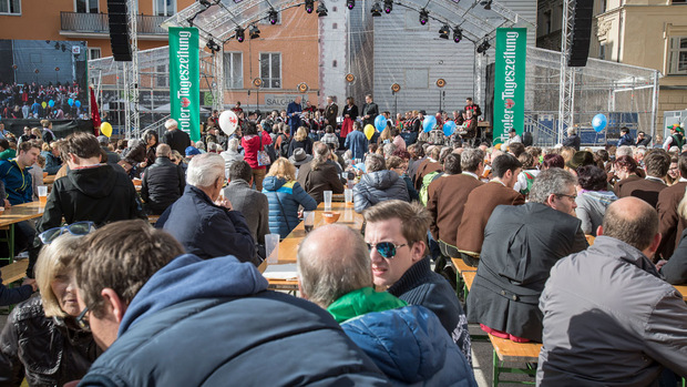 Auf der Bühne am Landhausplatz ist von 10 bis 17 Uhr volles Programm. Um 18 Uhr treten zum Abschluss noch "Folkshilfe" auf.