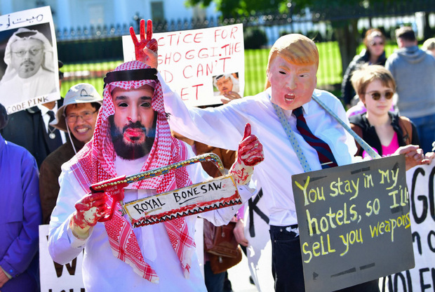 Demonstranten, verkleidet als Mohammed bin Salman und Donald Trump, forderten vor dem Weißen Haus einen harten Kurs gegenüber Saudi-Arabien.