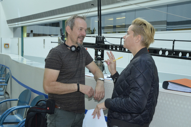 Regisseur Jan Bauer und Regieassistentin Kaja Becker bei einer Szenenbesprechung.