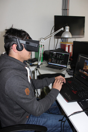 Alexander arbeitet hochkonzentriert mit der VR-Brille.