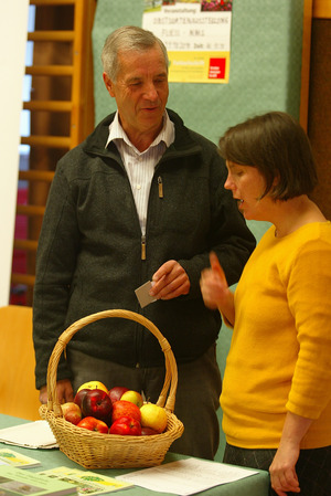 Obmann Ossi Schmid von Obstbauverein informierte die Besucher.