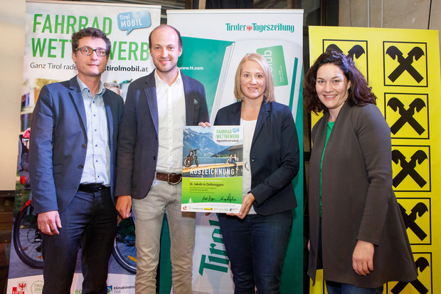 Andrä Stigger, Ingo Hafele, Verena Unterkircher mit Urkunde und Ingrid Felipe (v. l.).