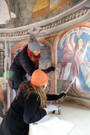 Die Nachwuchsforscherinnen Anna Petutschnig und Elisabeth Tangerner widmeten sich monatelang Graffiti.