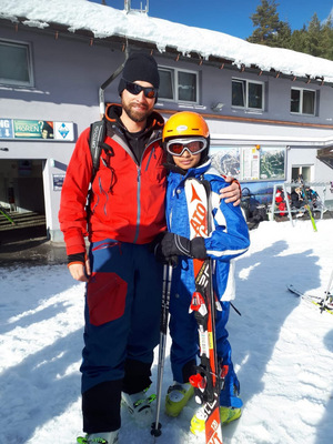 Safi, hier mit seinem Skilehrer, liebt den Schnee.