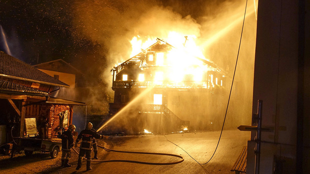 Der Föhnsturm fachte die Flammen immer wieder an.