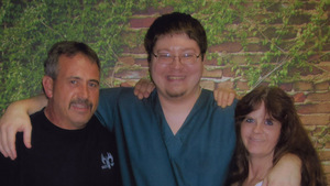 Brendan Dassey mit seiner Mutter Barbara Tadych (ehem. Janda) und seinem Stiefvater Scott Tadych (l.).