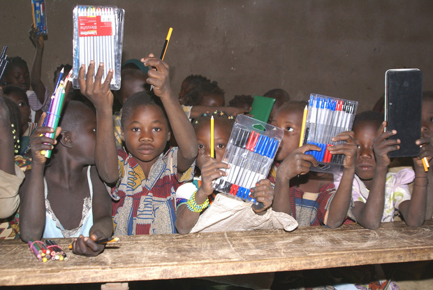 Bei der letzten Lieferung erhielten die Schüler in Burkina Faso Schulmaterialien.