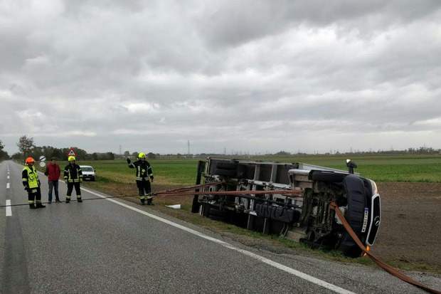 In Münchendorf,war ein rund fünf Tonnen schwerer Klein-Lkw vom Sturm umgeworfen worden. Die Freiwillige Feuerwehr zog das Fahrzeug nach Angaben in einer Aussendung mithilfe einer Seilwinde aus dem Graben.