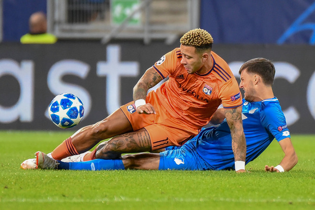 ÖFB-Teamspieler Florian Grillitsch im Zweikampf mit Lyons Memphis Depay.