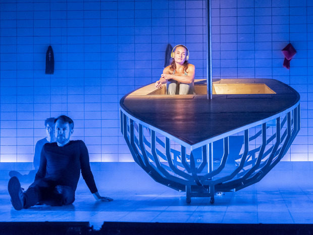 Lisa Hörtnagl überzeugt als "Totenfrau" im Landestheater.