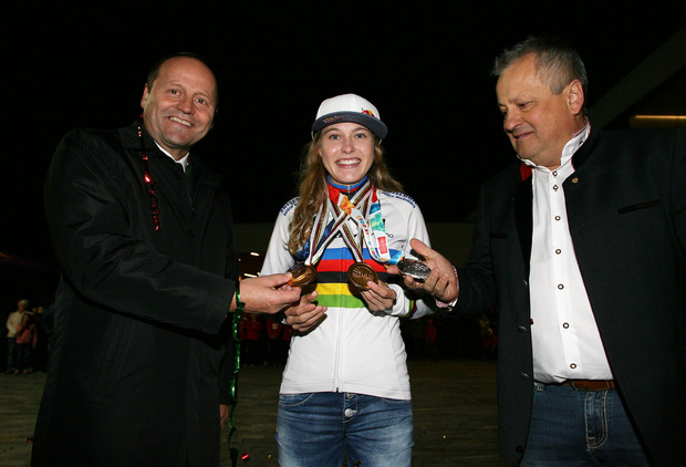 LH-Vize Josef Geisler, Laura Stigger, BM Josef Leitner.