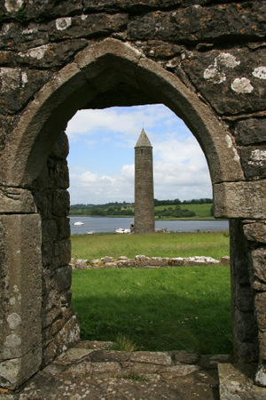 Blick auf den Rundturm von Devenish Island.