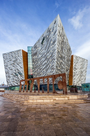 Titanic Belfast, in dem das Kreuzfahrtschiff virtuell wieder auftaucht.
