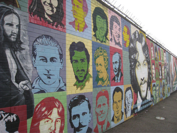 Eine Mauer in Belfast mit politischen Botschaften.