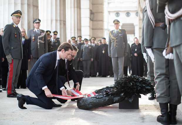 Kanzler Kurz und Vizekanzler Strache gedachten zu Beginn der Feierlichkeiten am Äußeren Burgtor der toten Soldaten und Opfer des Widerstandes.