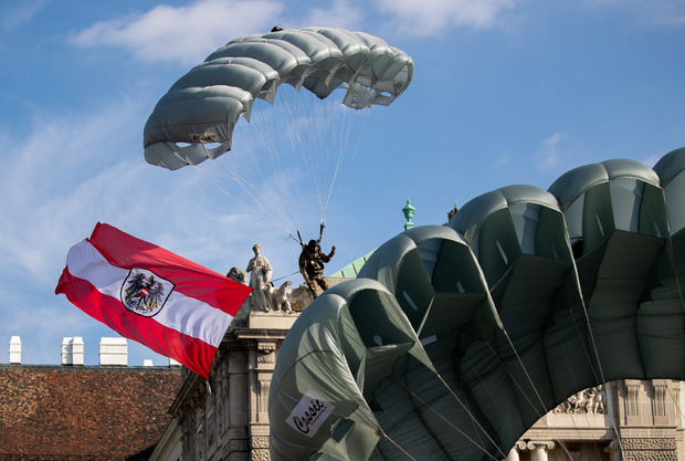 Drei Soldaten des Jagdkommandos sprangen via Fallschirm über dem Heldenplatz ab