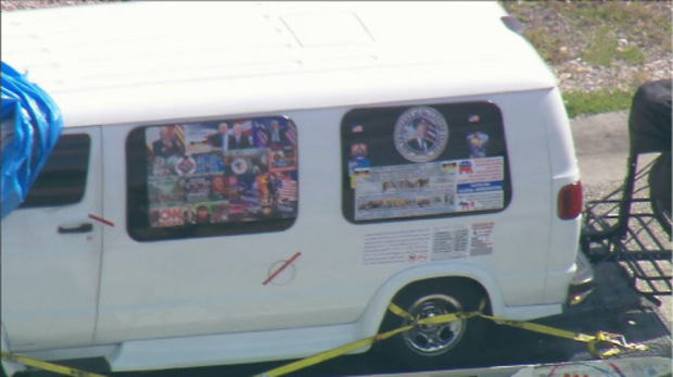Der Wagen des Verdächtigen, zugekleistert mit Trump-Fanartikeln und eindeutigen Hassbotschaften gegen Clinton, Obama und Co.