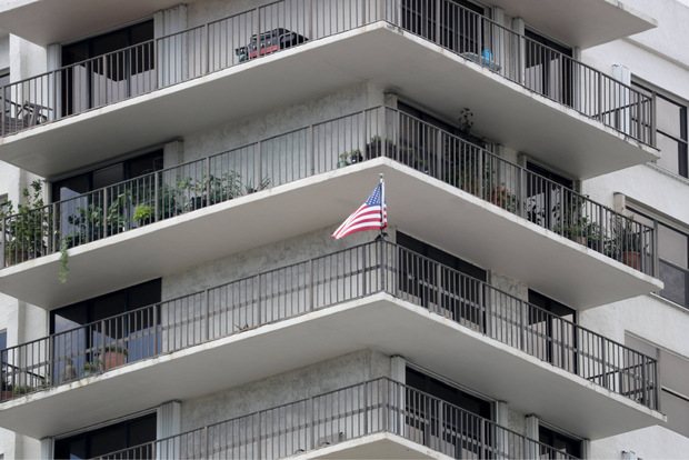 Eine US-Flagge weht am Appartement der Mutter des Tatverdächtigen in Aventura, Kalifornien.