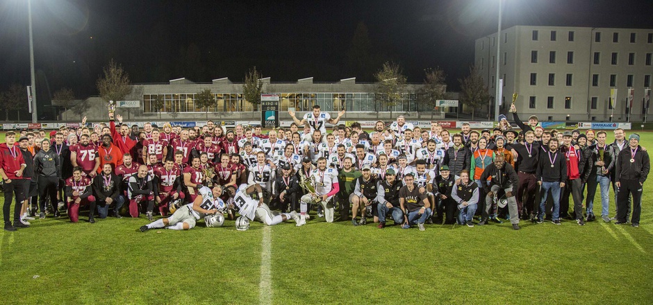 Die Tyrolean Tornados (rot) und die Raiders (weiß) jubelten in Schwaz über die Tiroler Meistertitel.