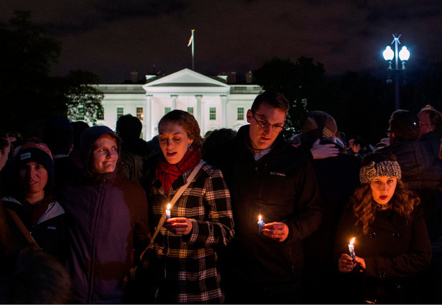 Vor dem Weißen Haus in Washington versammelten sich nach der Bluttat in Pittsburgh zahlreiche Menschen, die den Opfern gedachten.