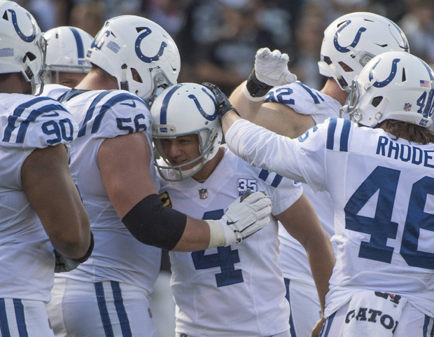Colts-Kicker Adam Vinatieri wurde für seine neue Bestmarke von den Teamkollegen gefeiert.