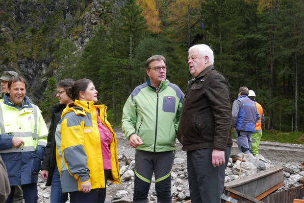 Bezirkshauptfrau Olga Reisner, LH Günther Platter und der Amlacher Bürgermeister Franz Idl (v. l.) beim Lokalaugenschein am Dienstag.