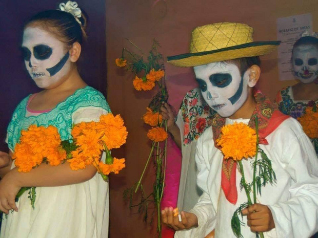 Sich das Gesicht wie eine Totenmaske zu schminken gehört zum Fest dazu.