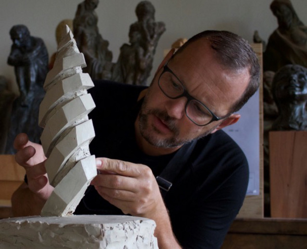 Künstler Markus Thurner bei der Arbeit.