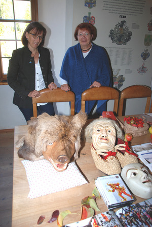 Am Tag der offenen Tür präsentierten Marlies Kirschner (l.) und Sieglinde Geiger vom Museumsverein Fiss einige Masken vom Blochziehen.