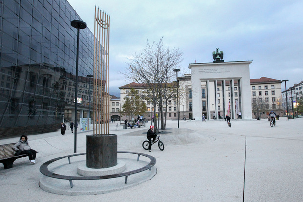 Am Landhausplatz erinnert die Menora an die Opfer der Pogromnacht in Innsbruck vor 80 Jahren.