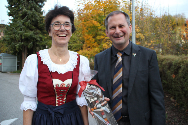In der Unterländer Tracht zeigte sich die Pfarrerin bei der Gratulation durch Pfarrer Wolfgang Meixner.