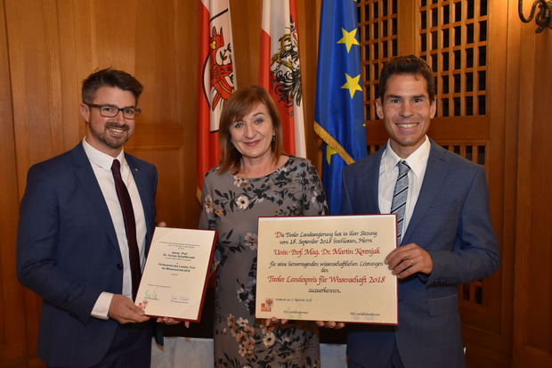 Preisträger Martin Korenjak (r.) mit Landesrätin Beate Palfrader und Professor Florian Schaffenrath.