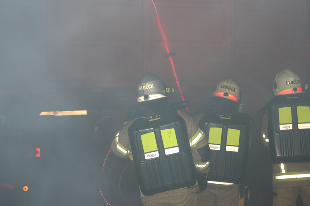 Die Feuerwehrleute übten in der stark verrauchten Tunnelröhre, wie ein Lkw gelöscht wird.